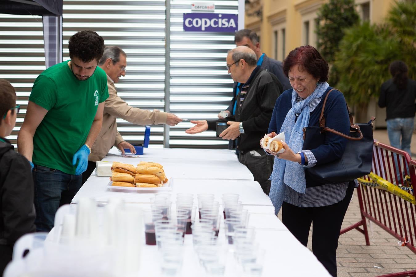 Fotos: La Casa de Andalucía ofrece una degustación de bocatita de melva con pimientos