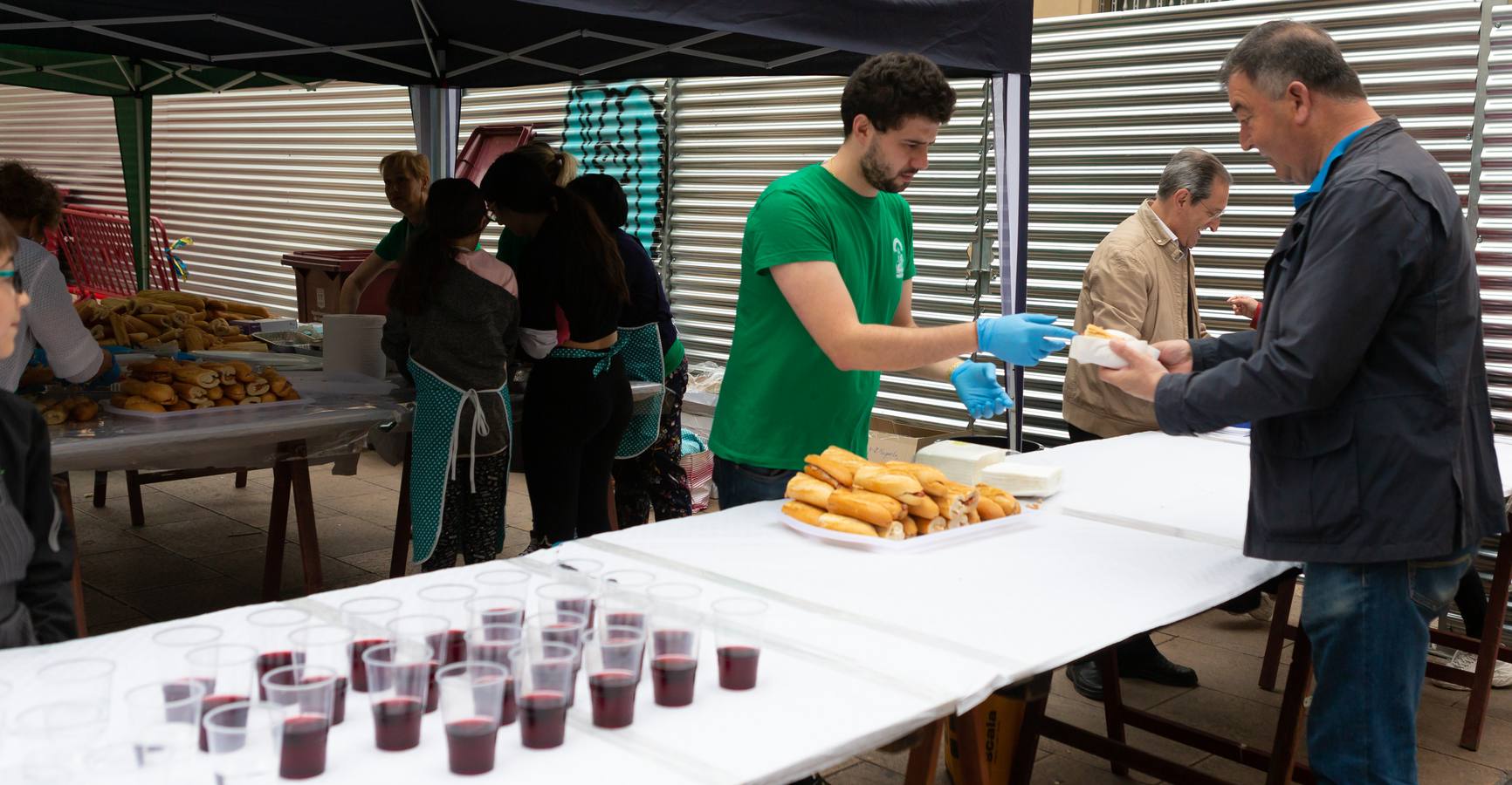 Fotos: La Casa de Andalucía ofrece una degustación de bocatita de melva con pimientos