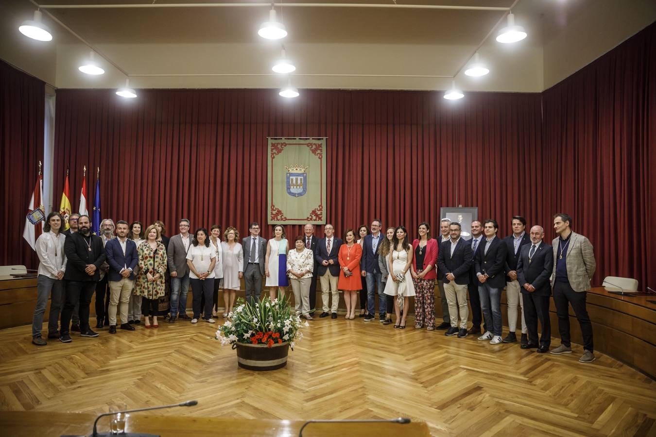 Acto de entrega de la Insignias de San Bernabé, en esta ocasión, al periodista Fernando Lázaro; la presidenta del CERMI, Manoli Muro; el médico Joaquín Yangüela; y la voluntaria María Jesús Romero