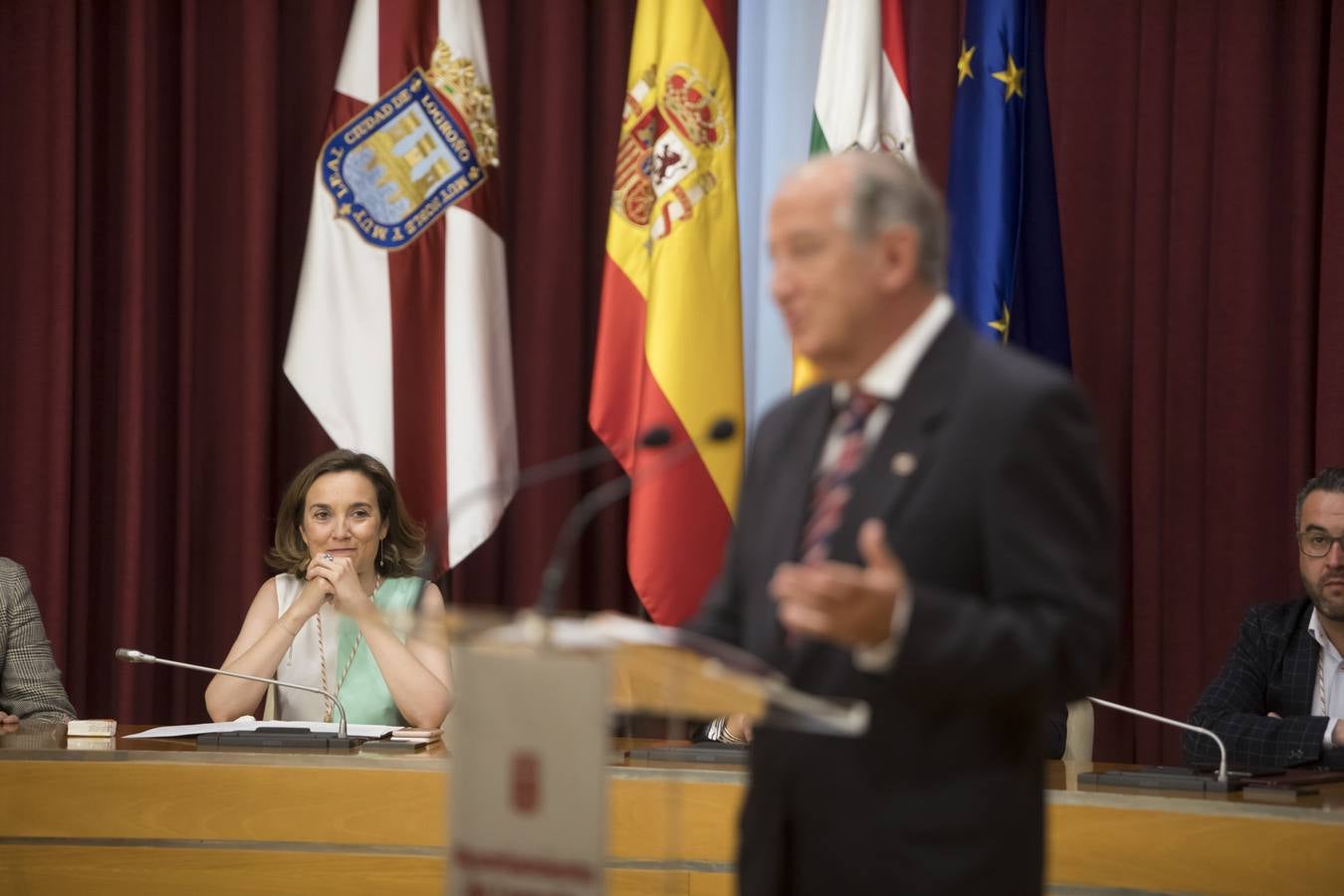 Acto de entrega de la Insignias de San Bernabé, en esta ocasión, al periodista Fernando Lázaro; la presidenta del CERMI, Manoli Muro; el médico Joaquín Yangüela; y la voluntaria María Jesús Romero