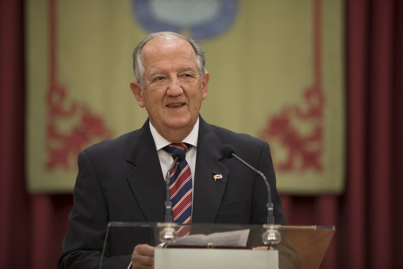 Acto de entrega de la Insignias de San Bernabé, en esta ocasión, al periodista Fernando Lázaro; la presidenta del CERMI, Manoli Muro; el médico Joaquín Yangüela; y la voluntaria María Jesús Romero