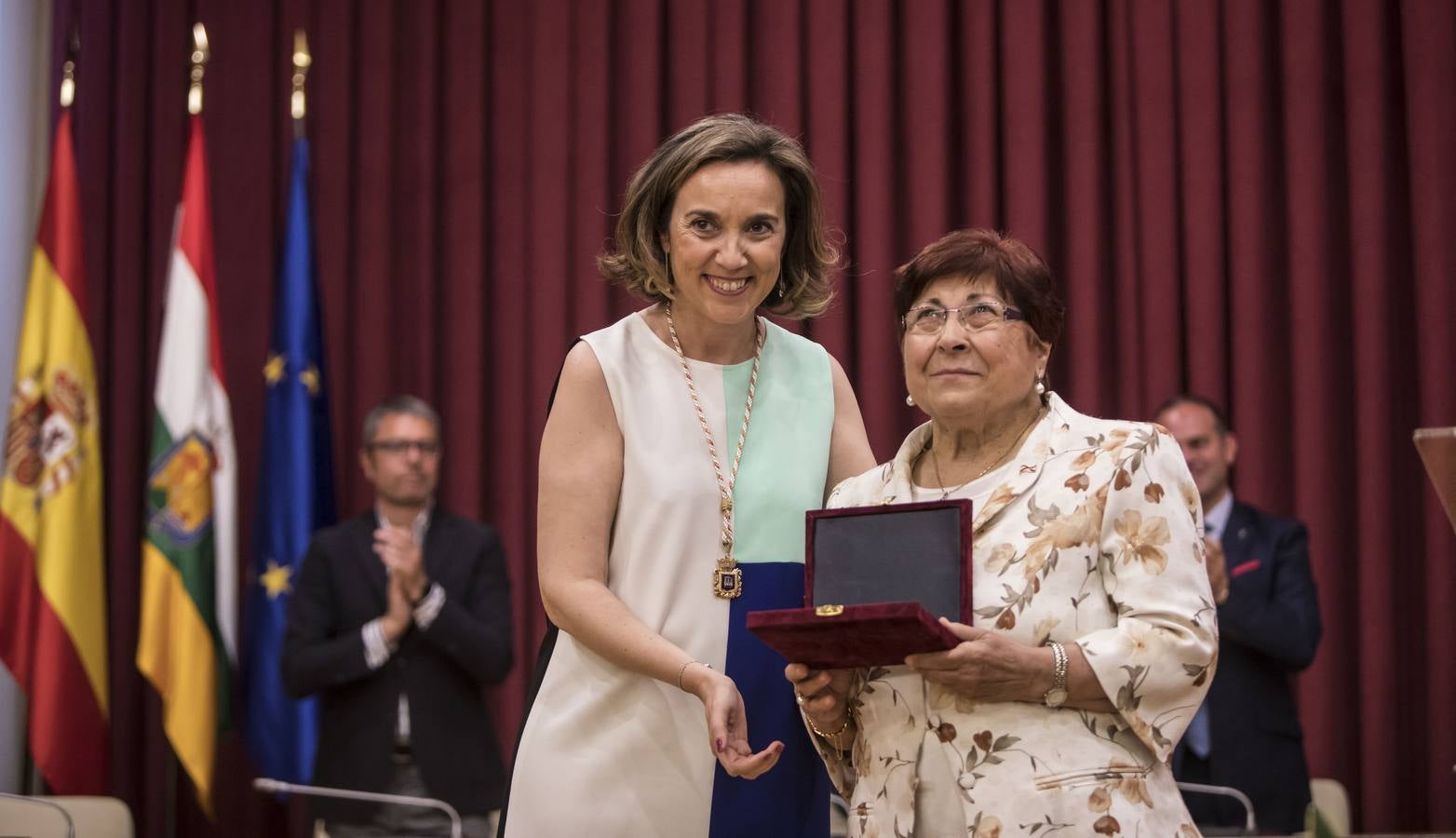 Acto de entrega de la Insignias de San Bernabé, en esta ocasión, al periodista Fernando Lázaro; la presidenta del CERMI, Manoli Muro; el médico Joaquín Yangüela; y la voluntaria María Jesús Romero