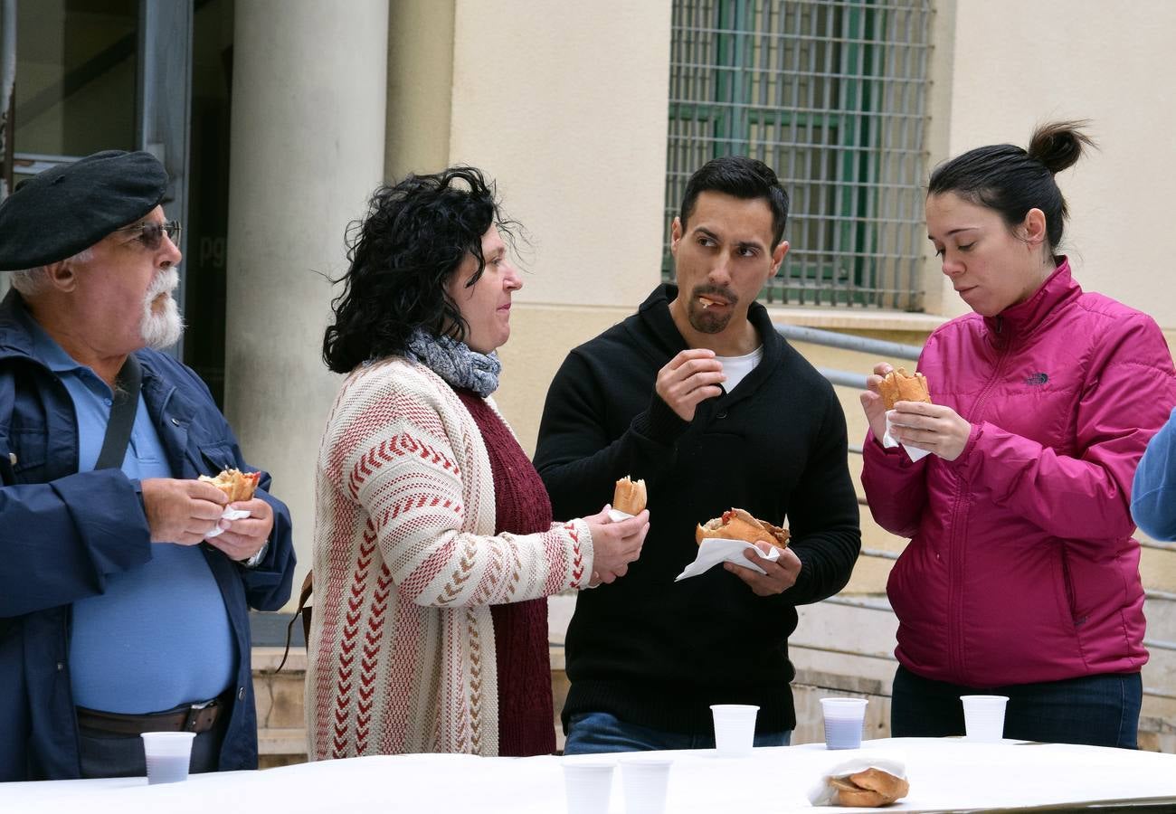 Fotos: Degustación de lomo con pimientos en la calle Ruavieja