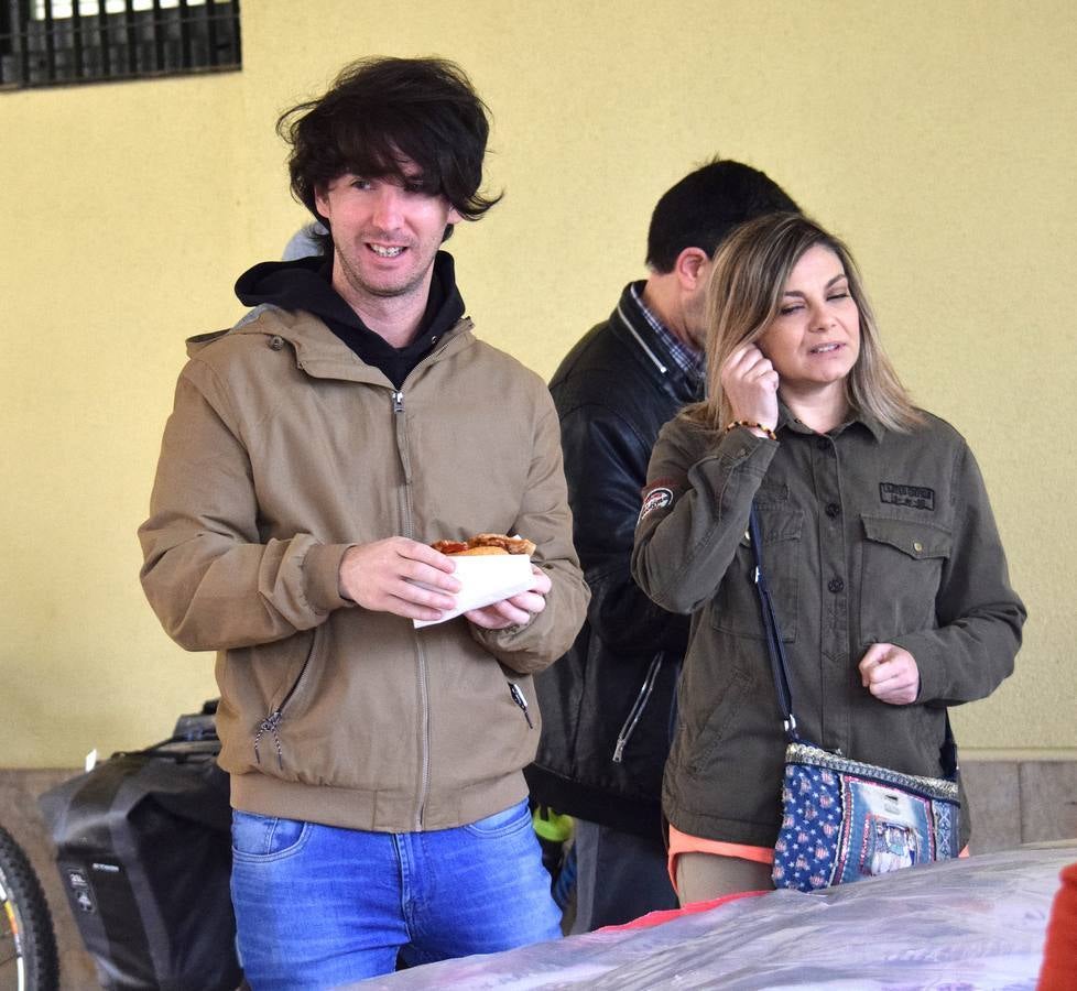 Fotos: Degustación de lomo con pimientos en la calle Ruavieja