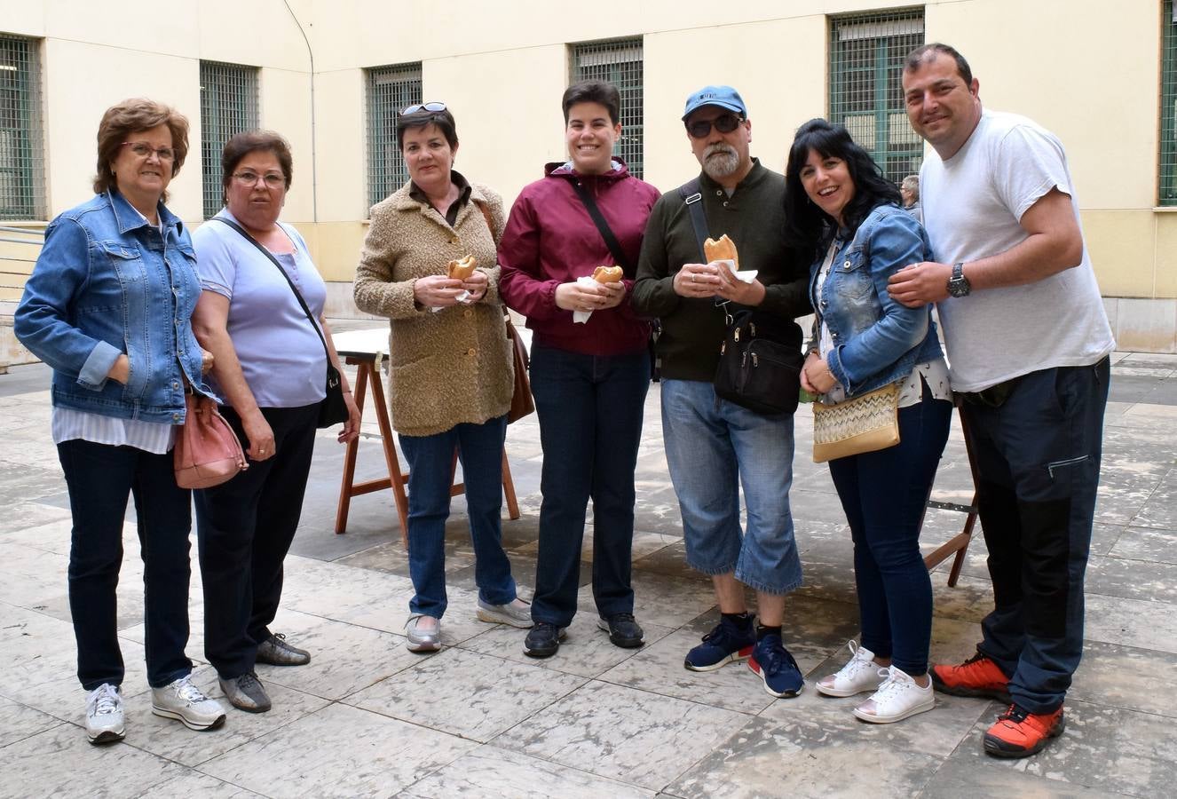 Fotos: Degustación de lomo con pimientos en la calle Ruavieja