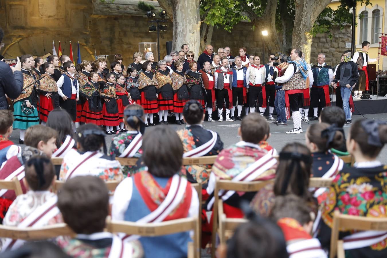 Fotos: Tradicional ofrenda de flores en El Revellín