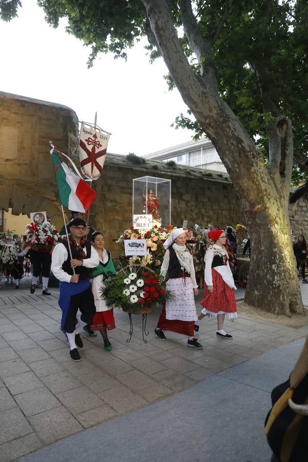 Fotos: Tradicional ofrenda de flores en El Revellín