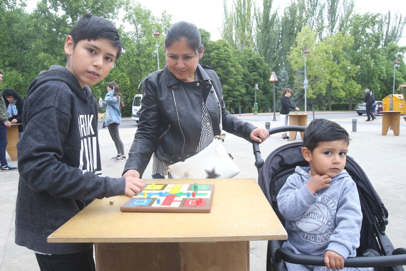 Fotos: Juegos tradicionales en la plaza de Santiago
