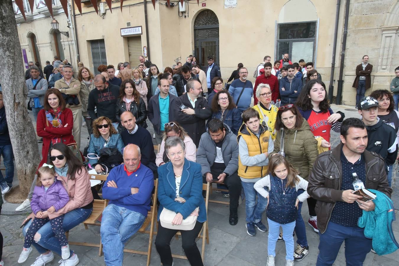 Fotos: Teatro y actuaciones en la calle por San Bernabé