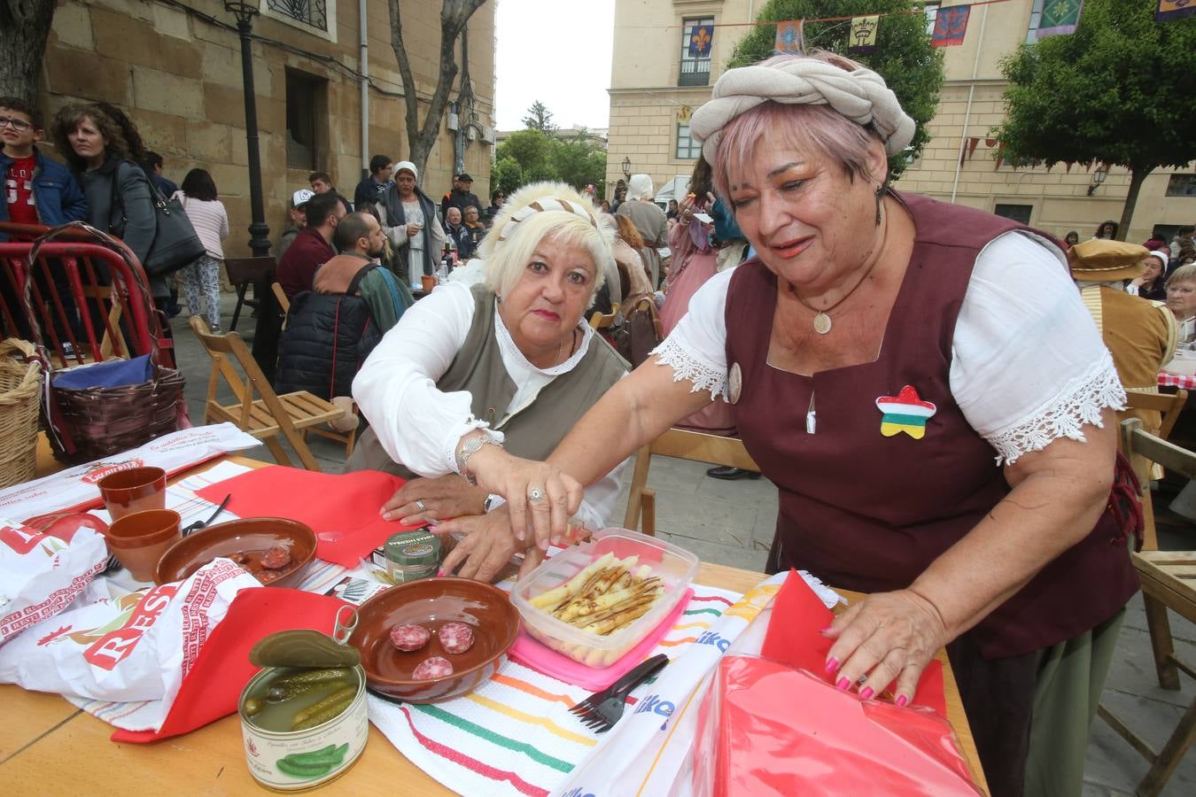 Fotos: Teatro y actuaciones en la calle por San Bernabé