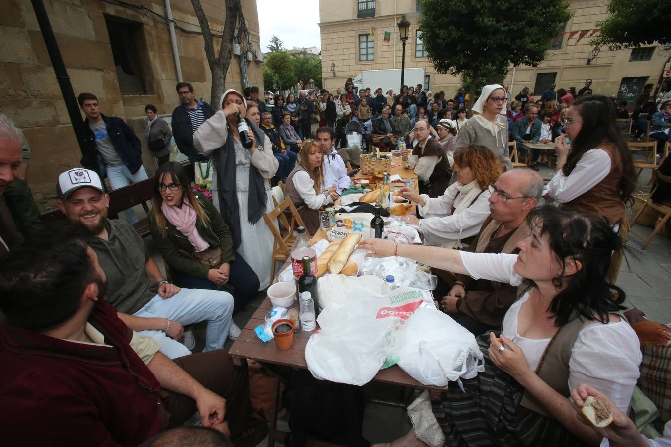 Fotos: Teatro y actuaciones en la calle por San Bernabé