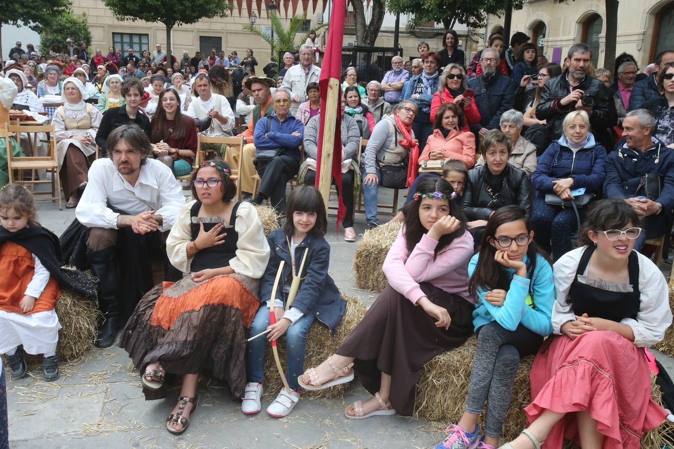 Fotos: Teatro y actuaciones en la calle por San Bernabé