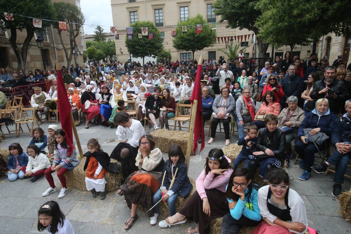 Fotos: Teatro y actuaciones en la calle por San Bernabé