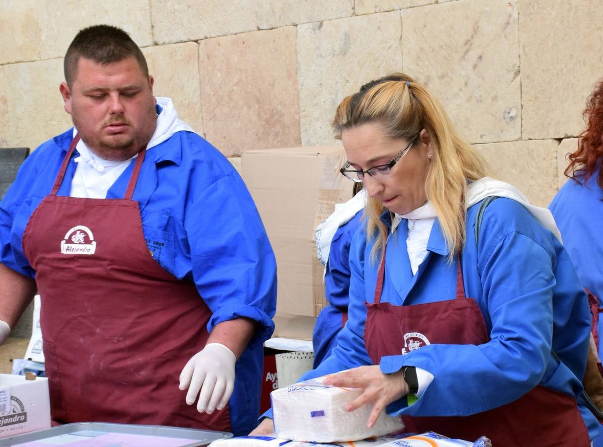 Fotos: Degustación de zapatilla de jamón, de la Asociación de vecinos del Centro Histórico, y de Pincho Moruno, de Peña Áster, y de chorizo, de