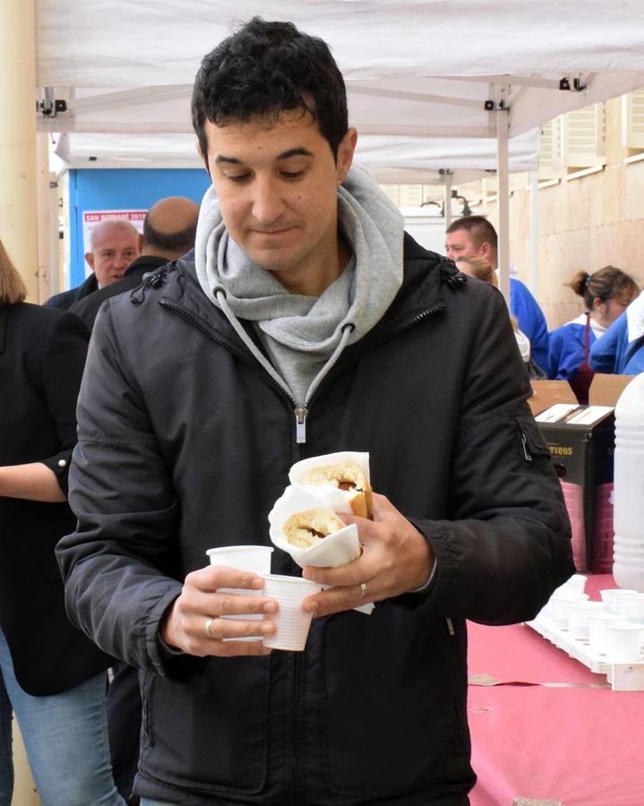 Fotos: Degustación de zapatilla de jamón, de la Asociación de vecinos del Centro Histórico, y de Pincho Moruno, de Peña Áster, y de chorizo, de