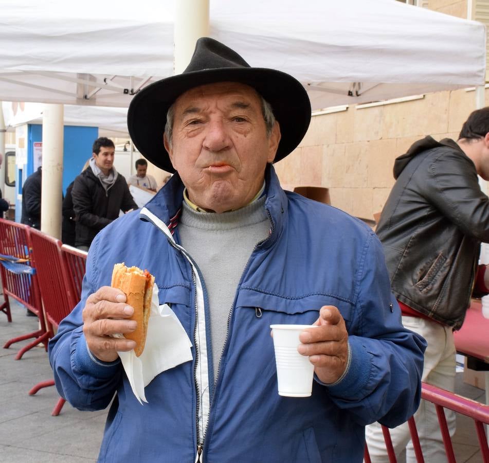 Fotos: Degustación de zapatilla de jamón, de la Asociación de vecinos del Centro Histórico, y de Pincho Moruno, de Peña Áster, y de chorizo, de