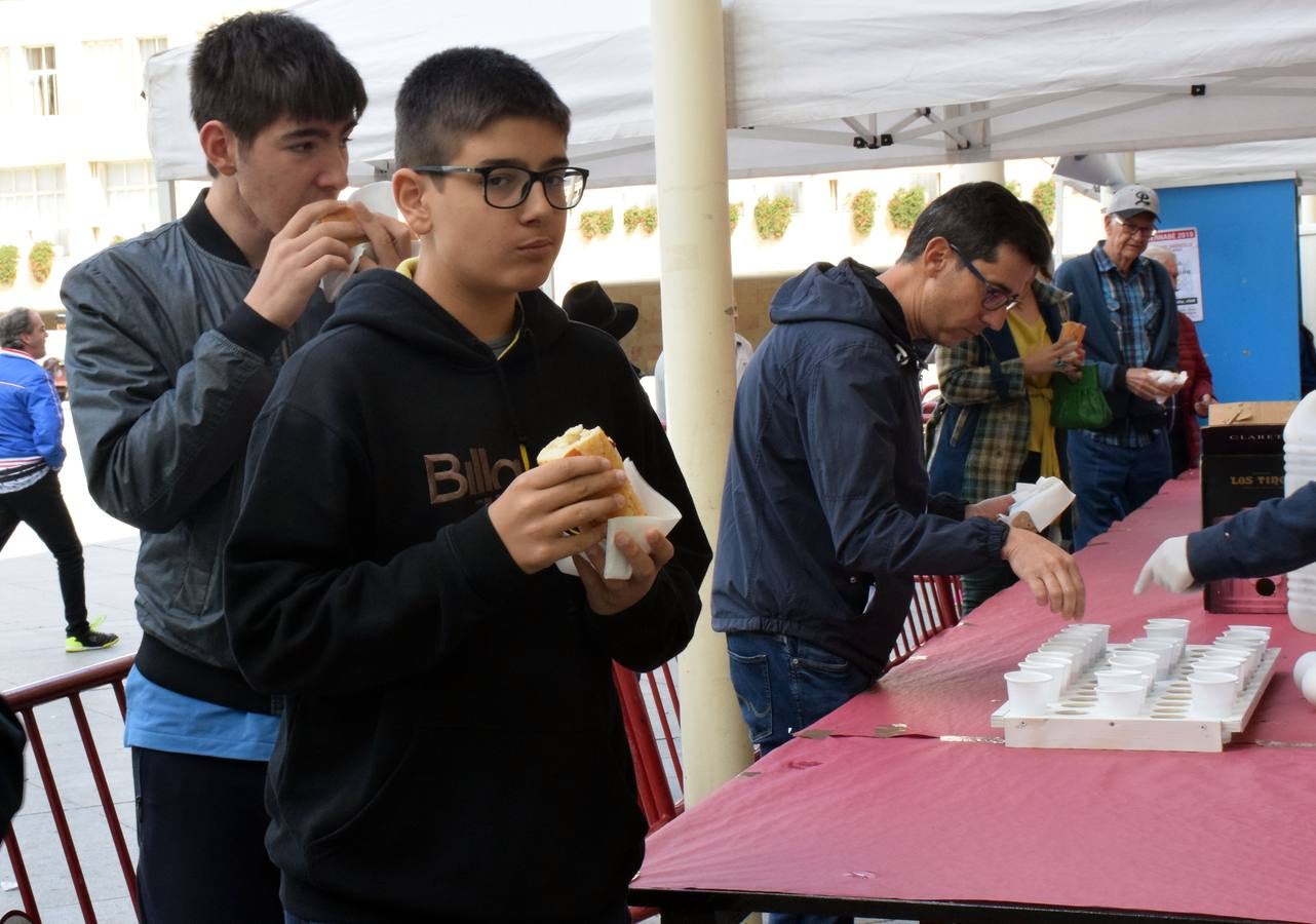 Fotos: Degustación de zapatilla de jamón, de la Asociación de vecinos del Centro Histórico, y de Pincho Moruno, de Peña Áster, y de chorizo, de