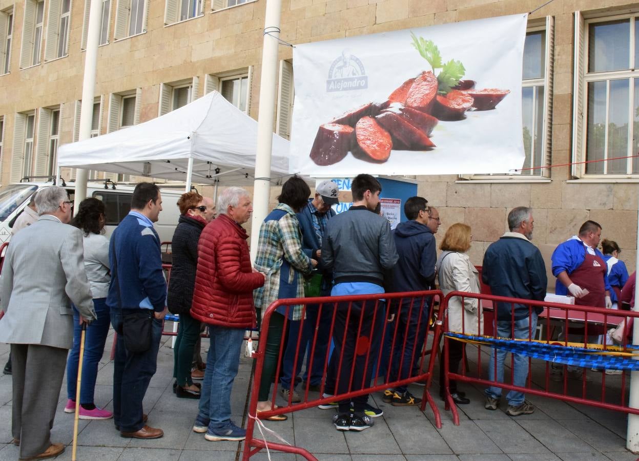 Fotos: Degustación de zapatilla de jamón, de la Asociación de vecinos del Centro Histórico, y de Pincho Moruno, de Peña Áster, y de chorizo, de