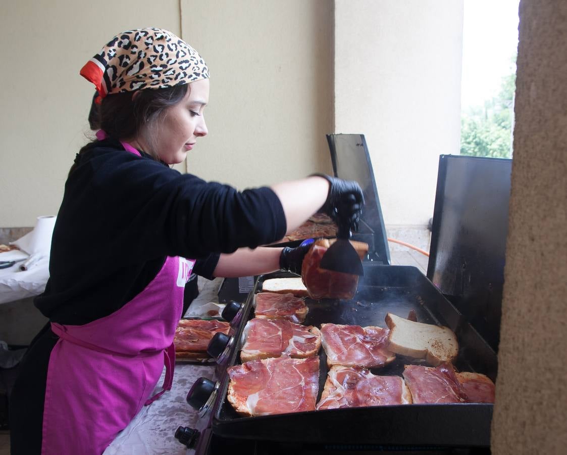 Fotos: Degustación de zapatilla de jamón, de la Asociación de vecinos del Centro Histórico, y de Pincho Moruno, de Peña Áster, y de chorizo, de