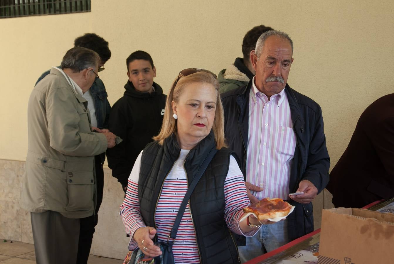 Fotos: Degustación de zapatilla de jamón, de la Asociación de vecinos del Centro Histórico, y de Pincho Moruno, de Peña Áster, y de chorizo, de