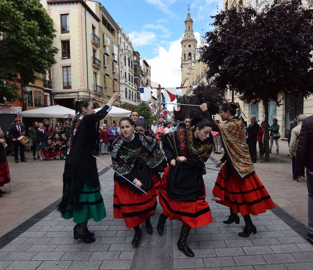 La plaza del Parlamento y la calle Once de Junio han sido testigos de este acto amenizado con el baile