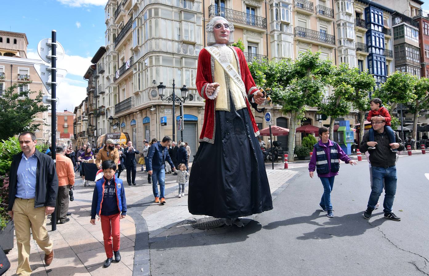 Fotos: Los Gigantes y Cabezudos divierten a pequeños y mayores en la mañana de San Bernabé