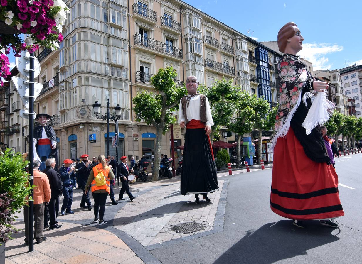 Fotos: Los Gigantes y Cabezudos divierten a pequeños y mayores en la mañana de San Bernabé