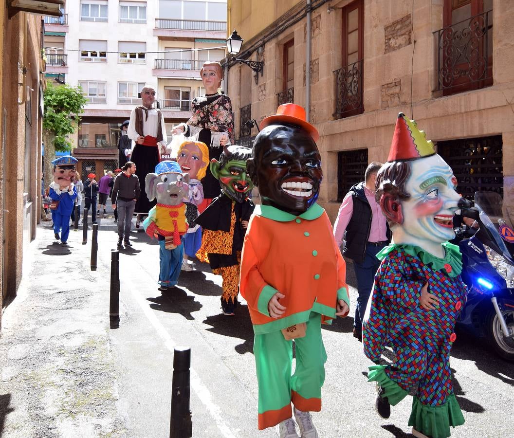 Fotos: Los Gigantes y Cabezudos divierten a pequeños y mayores en la mañana de San Bernabé