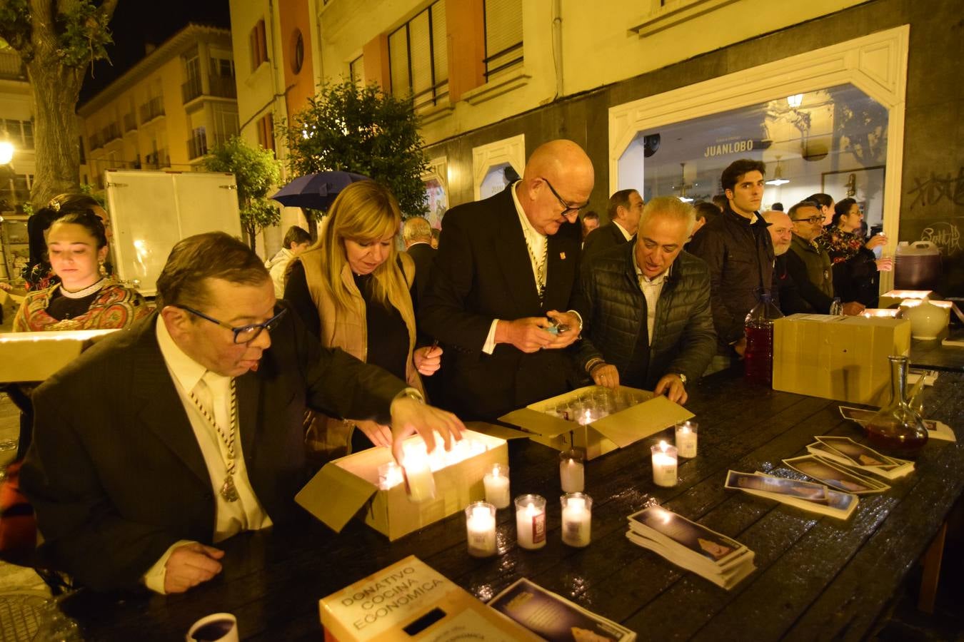 La Cofradía de San Bernabé celebró el encendido de luminarias en cumplimento del Voto de San Bernabé.