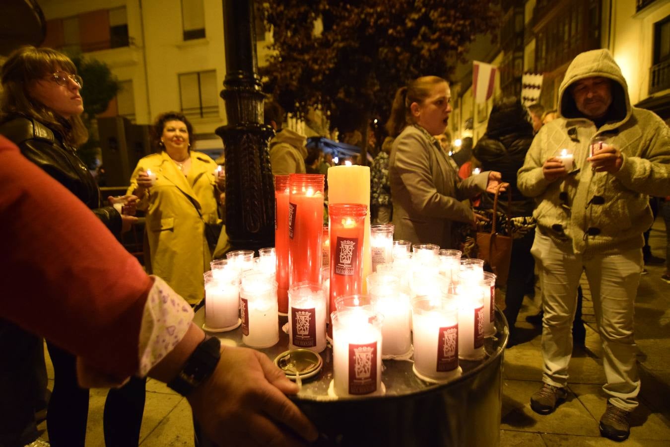 La Cofradía de San Bernabé celebró el encendido de luminarias en cumplimento del Voto de San Bernabé.