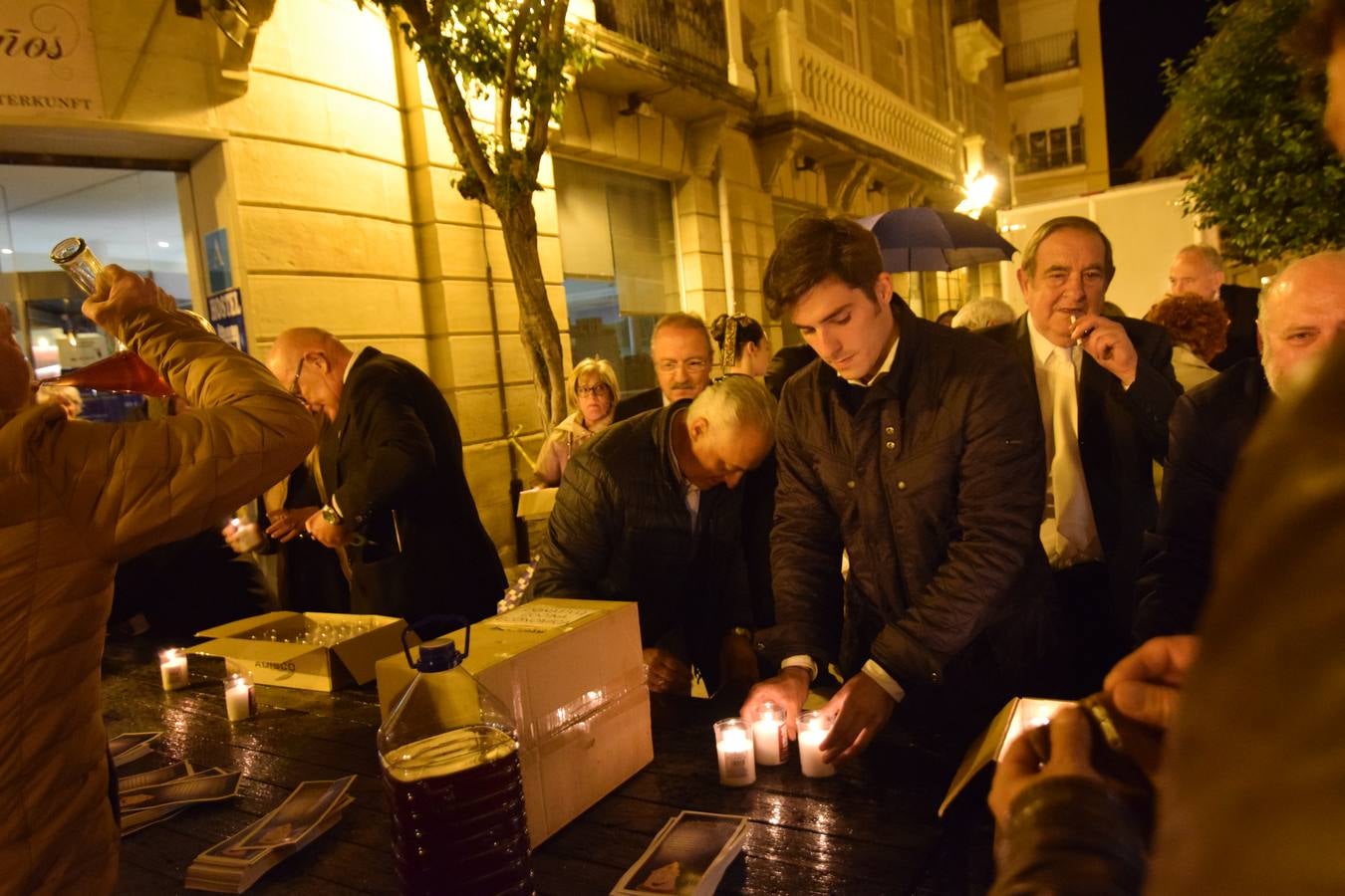 La Cofradía de San Bernabé celebró el encendido de luminarias en cumplimento del Voto de San Bernabé.