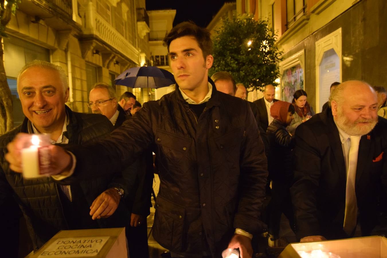 La Cofradía de San Bernabé celebró el encendido de luminarias en cumplimento del Voto de San Bernabé.