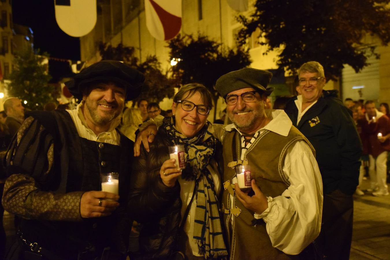 La Cofradía de San Bernabé celebró el encendido de luminarias en cumplimento del Voto de San Bernabé.