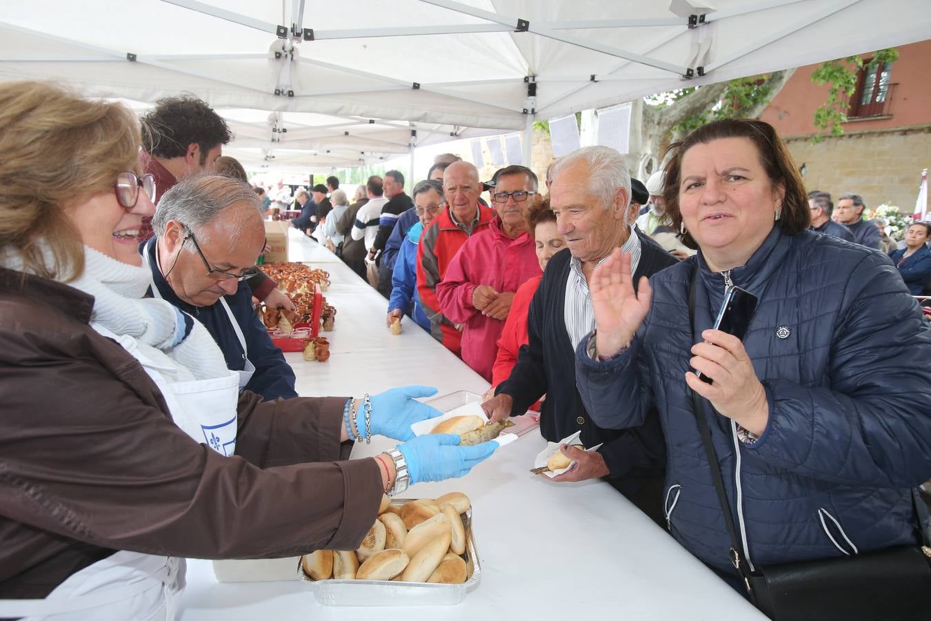 Fotos: Reparto del pez y el pan en San Bernabé (I)