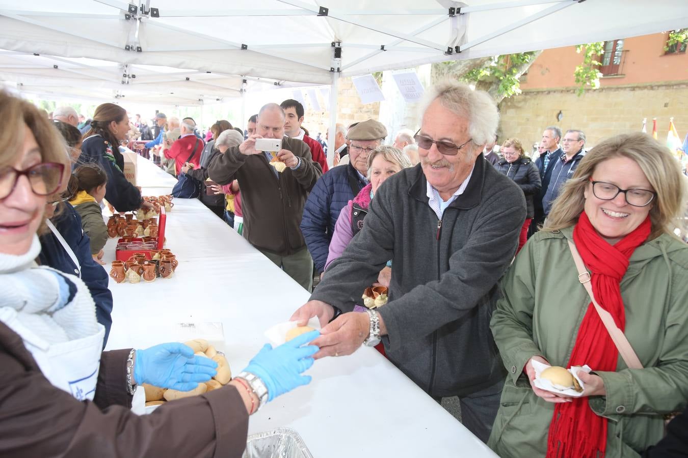 Fotos: Reparto del pez y el pan en San Bernabé (I)