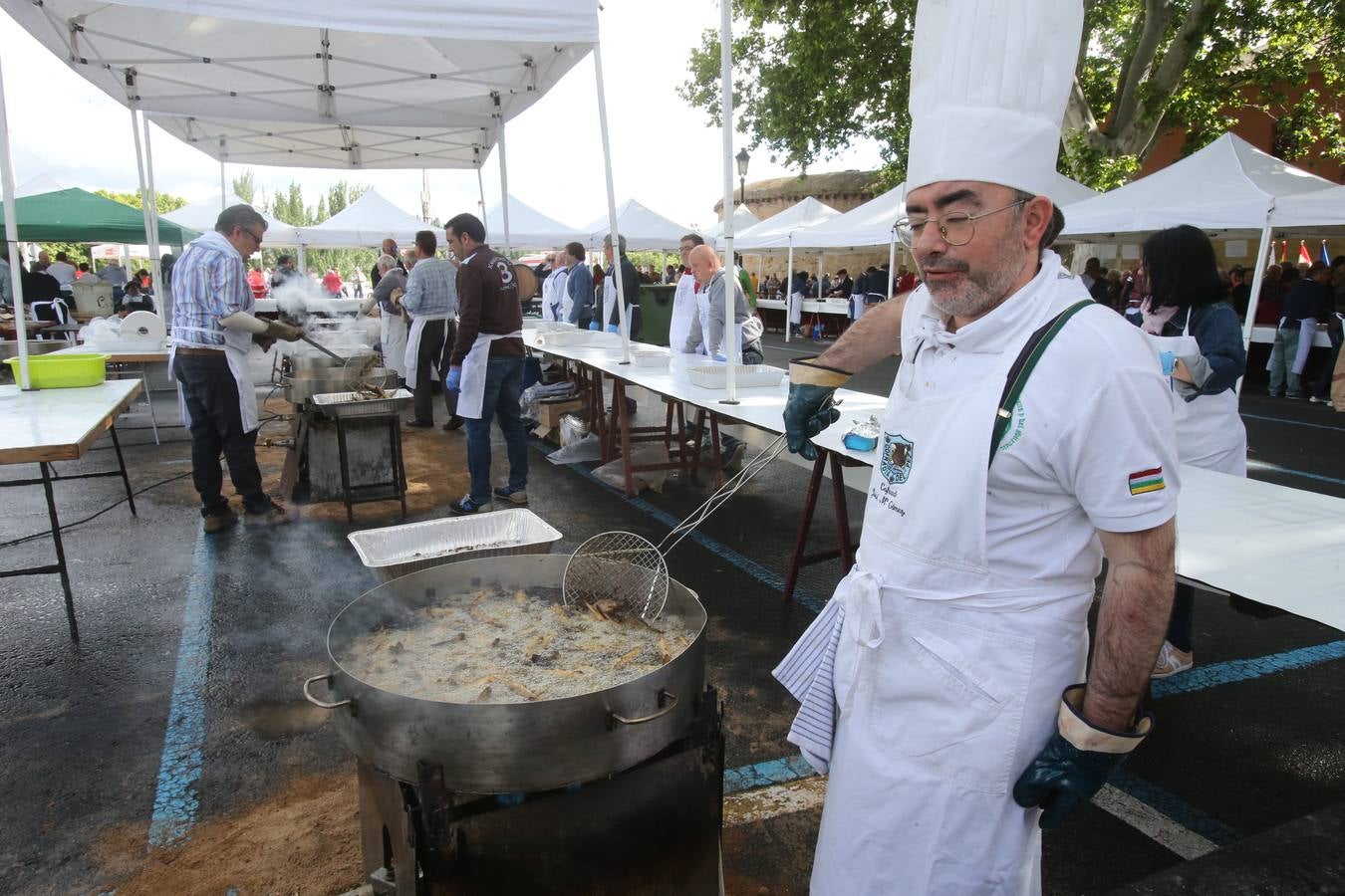 Fotos: Reparto del pez y el pan en San Bernabé (I)