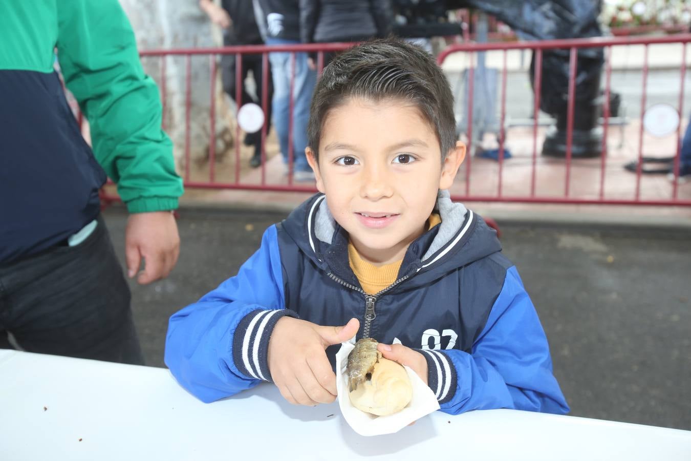 Fotos: Reparto del pez y el pan en San Bernabé (I)