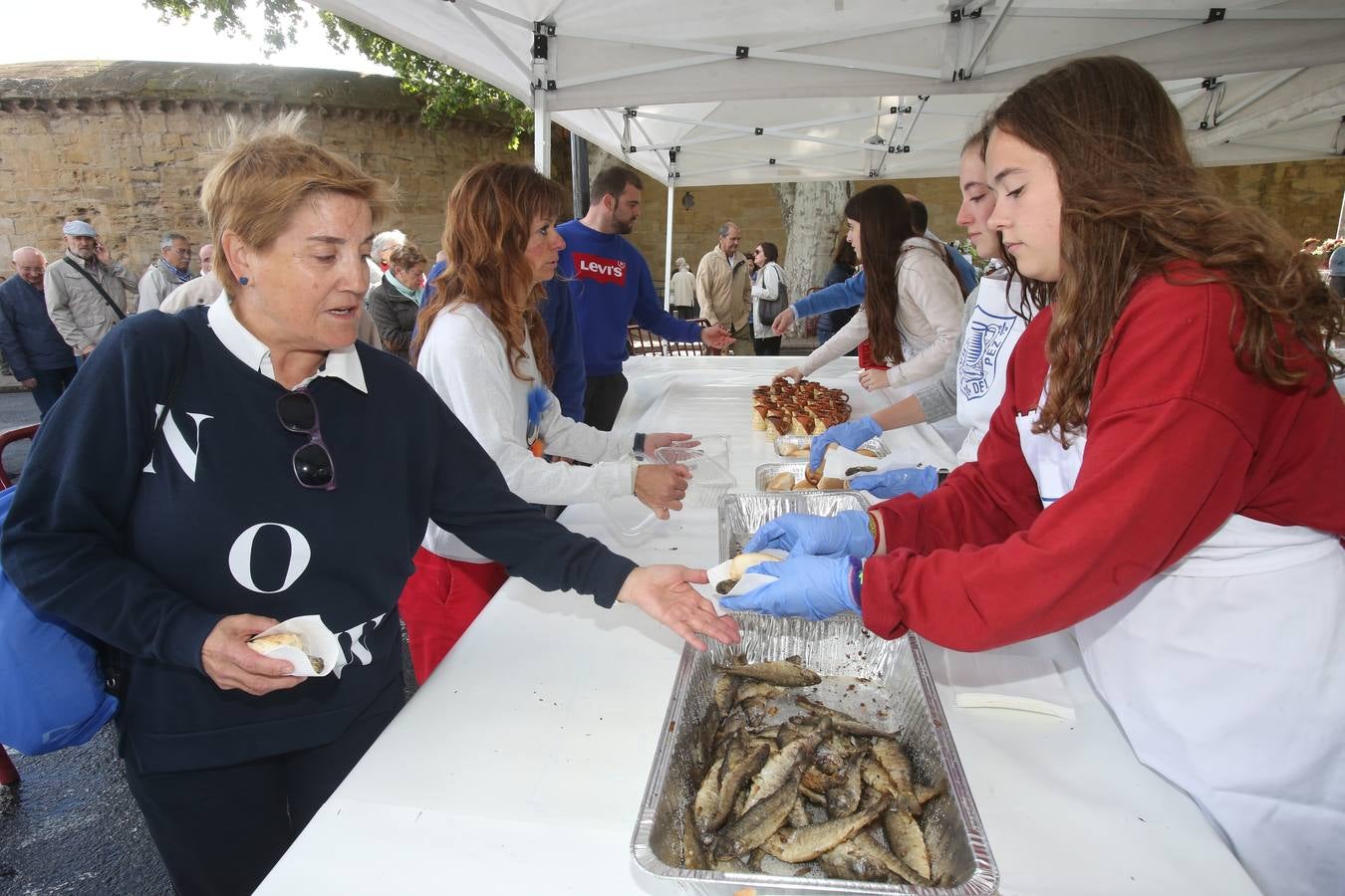 Fotos: Reparto del pez y el pan en San Bernabé (I)