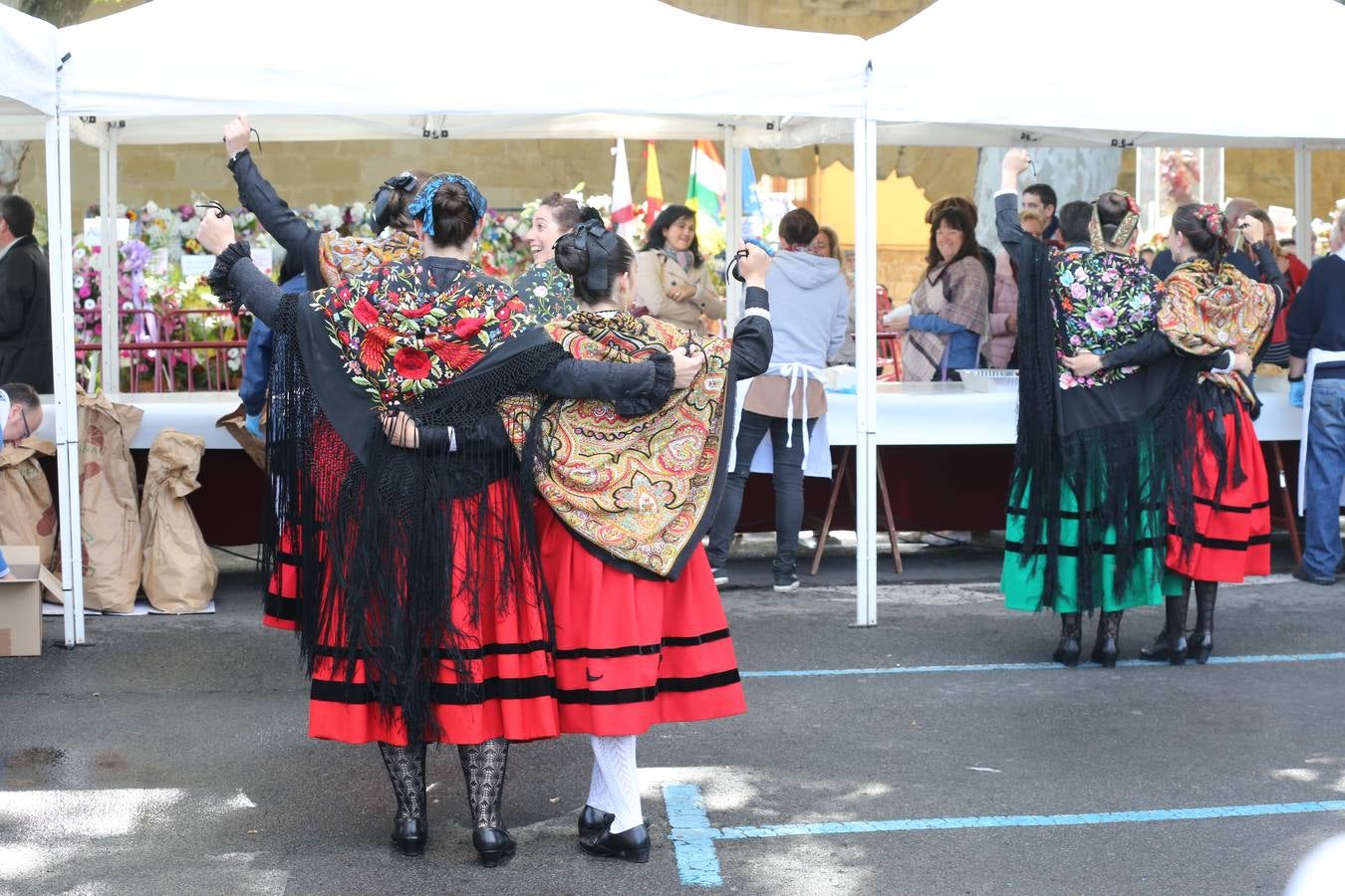 Fotos: Reparto del pez y el pan en San Bernabé (II)