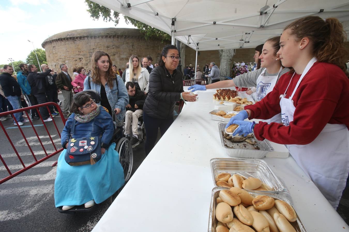 Fotos: Reparto del pez y el pan en San Bernabé (II)