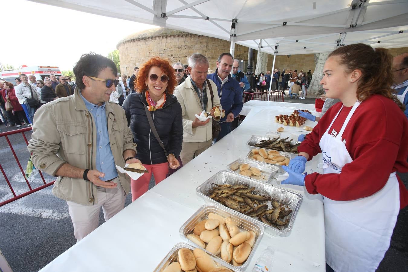 Fotos: Reparto del pez y el pan en San Bernabé (II)