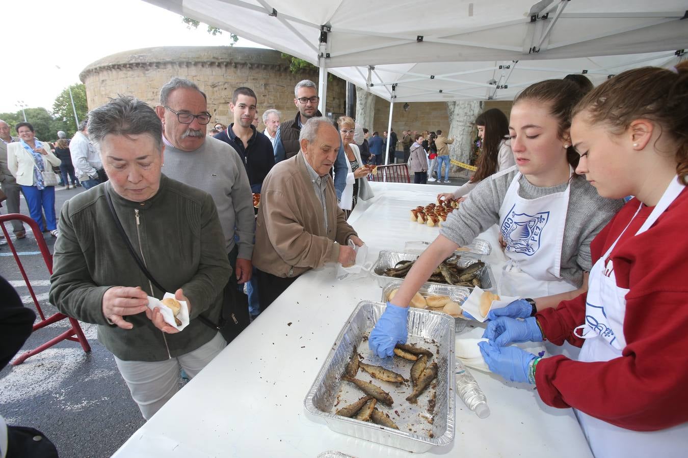 Fotos: Reparto del pez y el pan en San Bernabé (II)