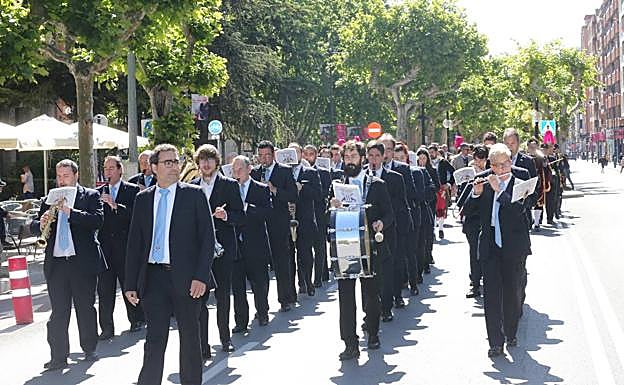 Galería. Llamada a Concejo y misa.