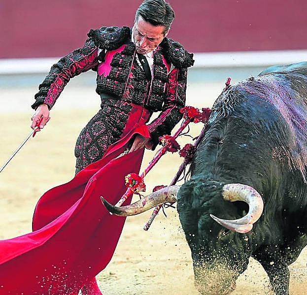 Una airosa trincherilla en su primer toro de la tarde. 