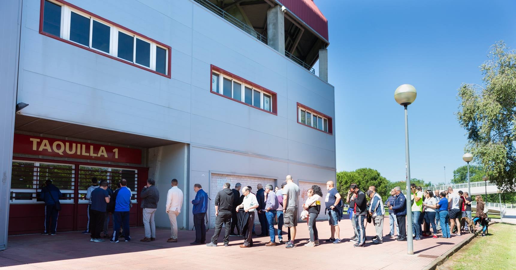 Fotos: Los aficionados acuden a las taquillas de la UDL a por las entradas del partido frente al Hércules