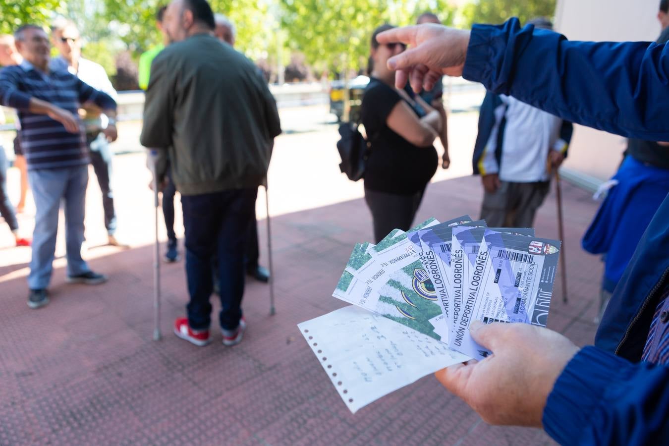 Fotos: Los aficionados acuden a las taquillas de la UDL a por las entradas del partido frente al Hércules
