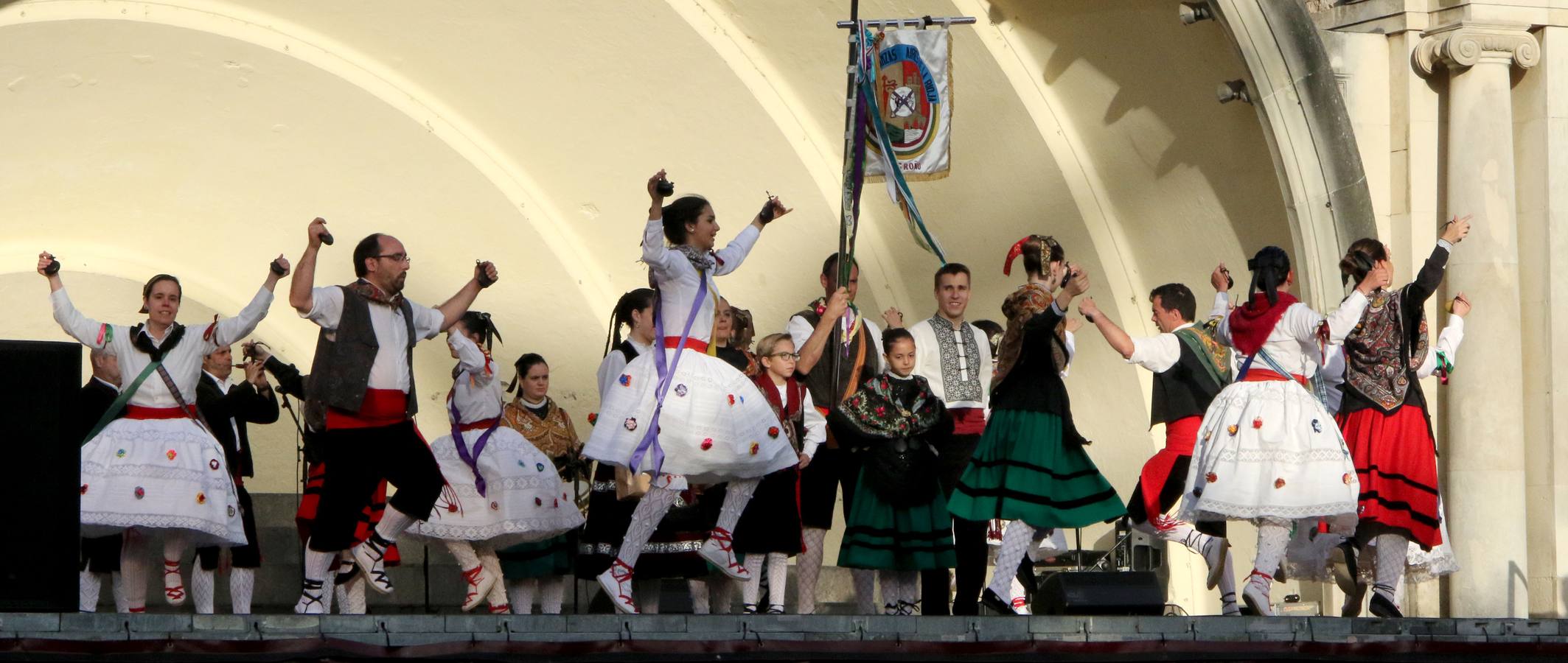 Fotos: VIII Festival Nacional de Folclore en el Paseo de El Espolón