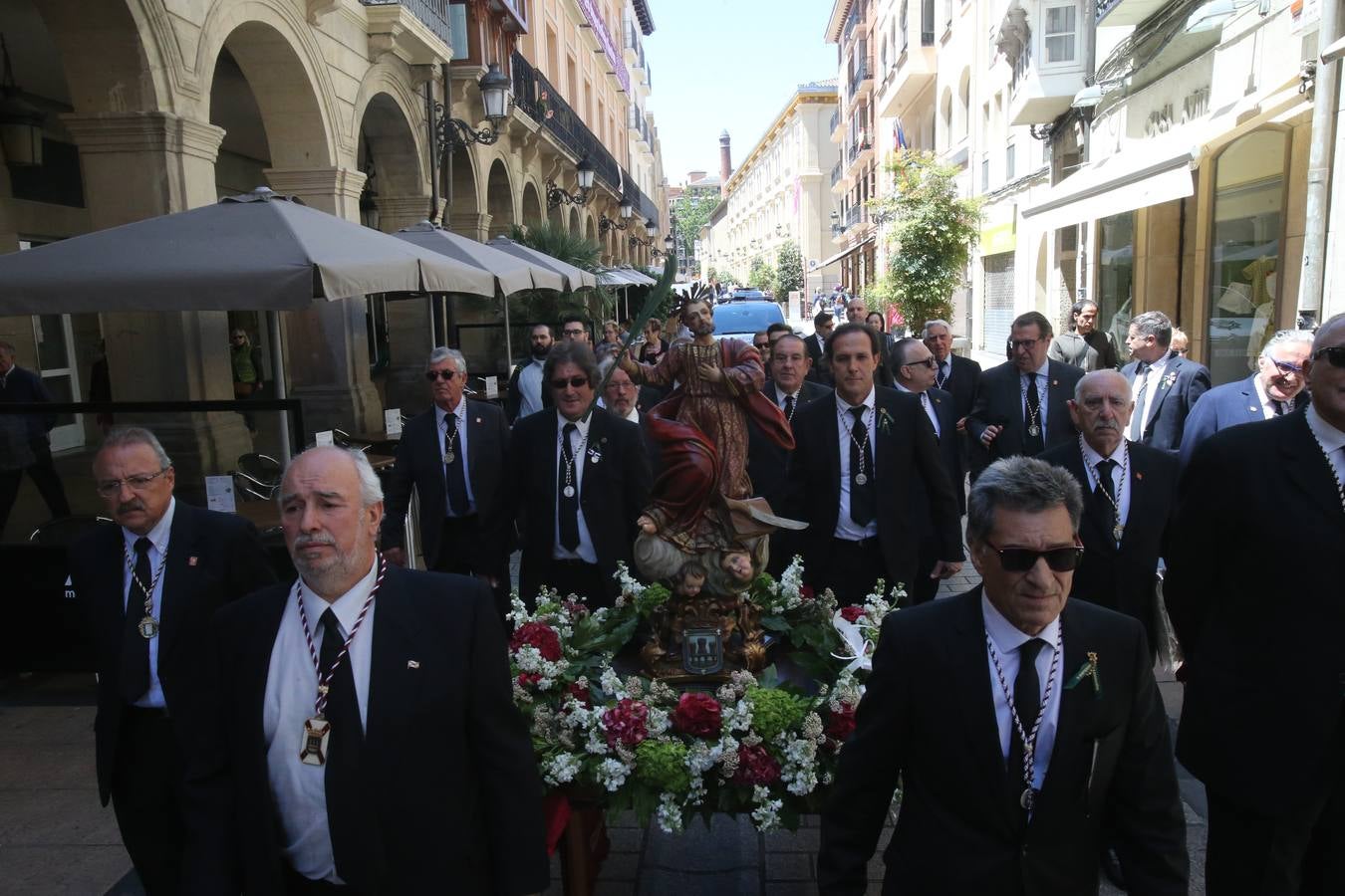 La Cofradía Logroñesa de San Bernabé ha estado acompañada en la procesión por el Grupo Contradanza.