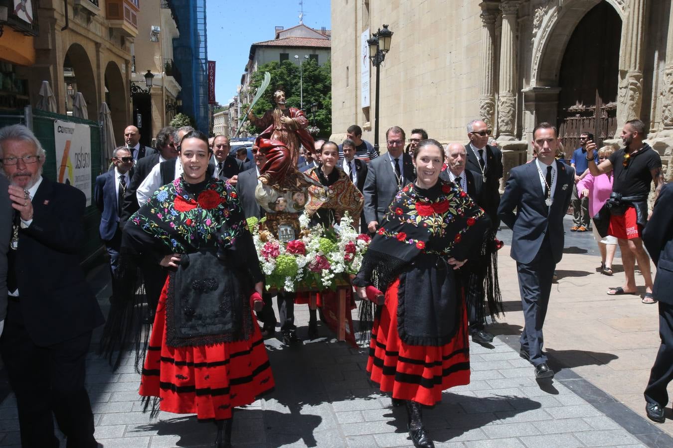 La Cofradía Logroñesa de San Bernabé ha estado acompañada en la procesión por el Grupo Contradanza.
