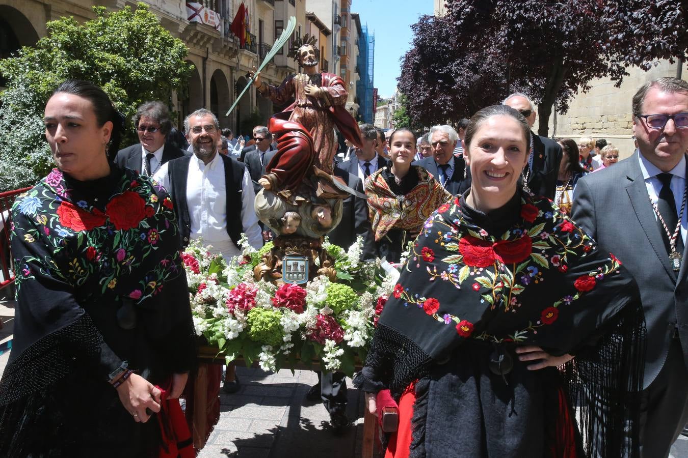 La Cofradía Logroñesa de San Bernabé ha estado acompañada en la procesión por el Grupo Contradanza.